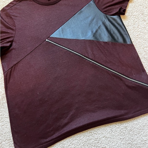 GUESS Men’s Burgundy T-Shirt Faux Leather Panel Zip Detail Size XL - Picture 2 of 5